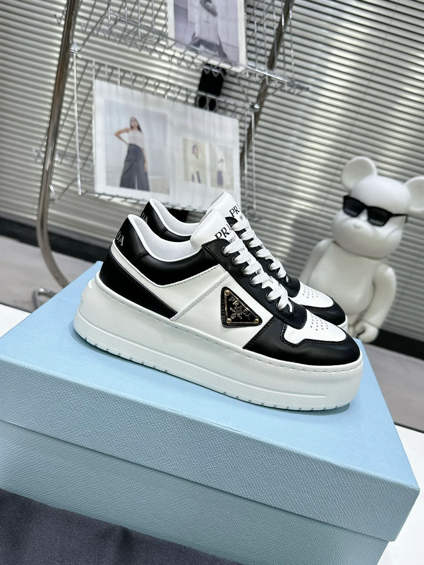 👟👟Ex-factory price 520👟👟 Prada Latest Downtown Bold series Thick-soled Platform Shoes Triangle Logo Casual Sports Shoes White Shoes Original purchase, development and production Downtown Bold sneakers are inspired by the basketball shoes of the 1980s, with sporty design and exquisite details. Crafted from perforated leather, the statement platform sole provides a unique, modern style. The Prada logo is interpreted from different angles, decorated with the iconic enamel-coated triangular metal logo, highlighting the unique classic style. Exquisite packaging at the delivery counter🛍📦 ▪️Fabric: Original custom imported first-layer cowhide ▪️Inner lining: Original imported soft sheepskin ▪️Outsole: Original molded ultra-light foam material ▪️Sole thickness: 4.5CM ▪️Size: Women's 35-40